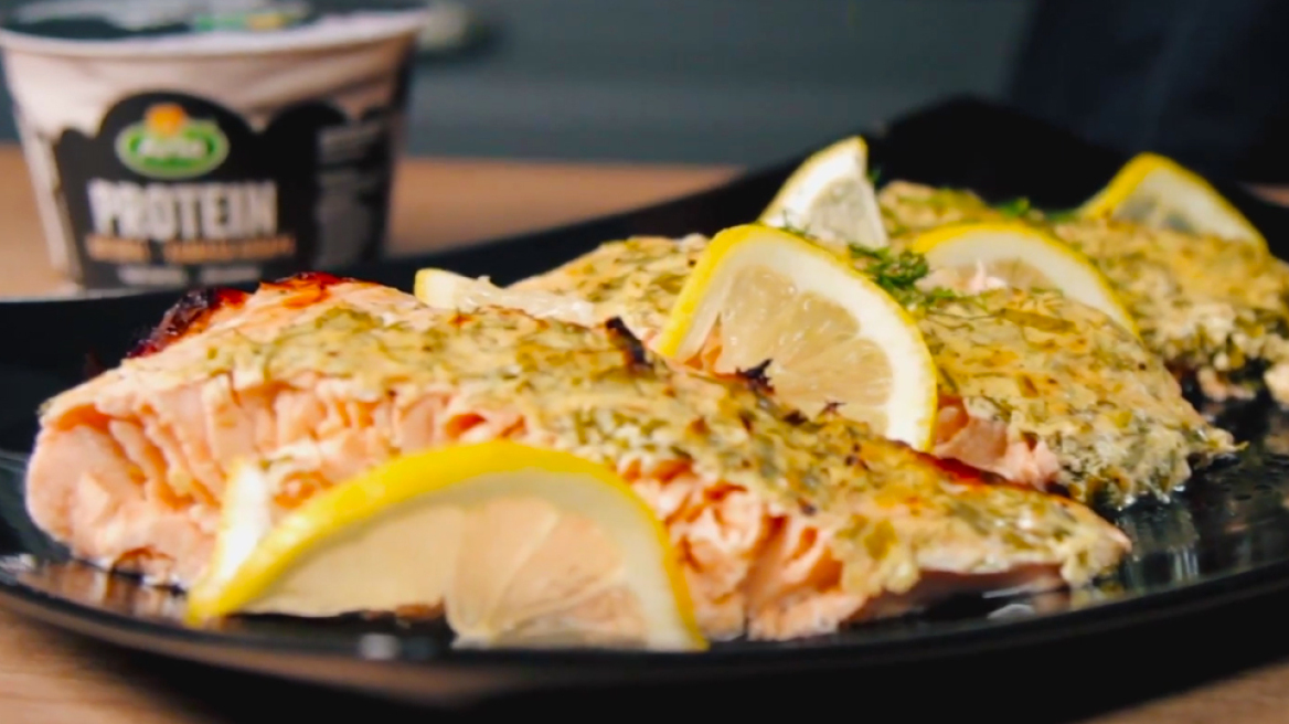 Ψητός σολομός με κρούστα γιαουρτιού με αρωματικά