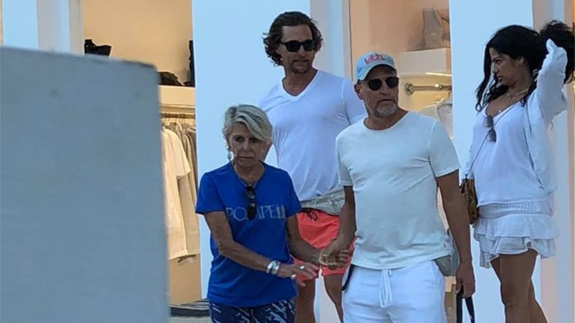 Ο σταρ Γούντι Χάρλεσον κάνει γιόγκα με... βοήθεια στη Σαντορίνη 