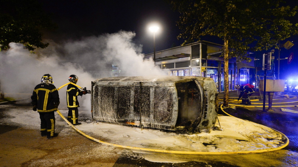 Γαλλία: Δεύτερη νύχτα βίας σε συνοικίες της Νάντης μετά τον θάνατο ενός νεαρού από αστυνομικό
