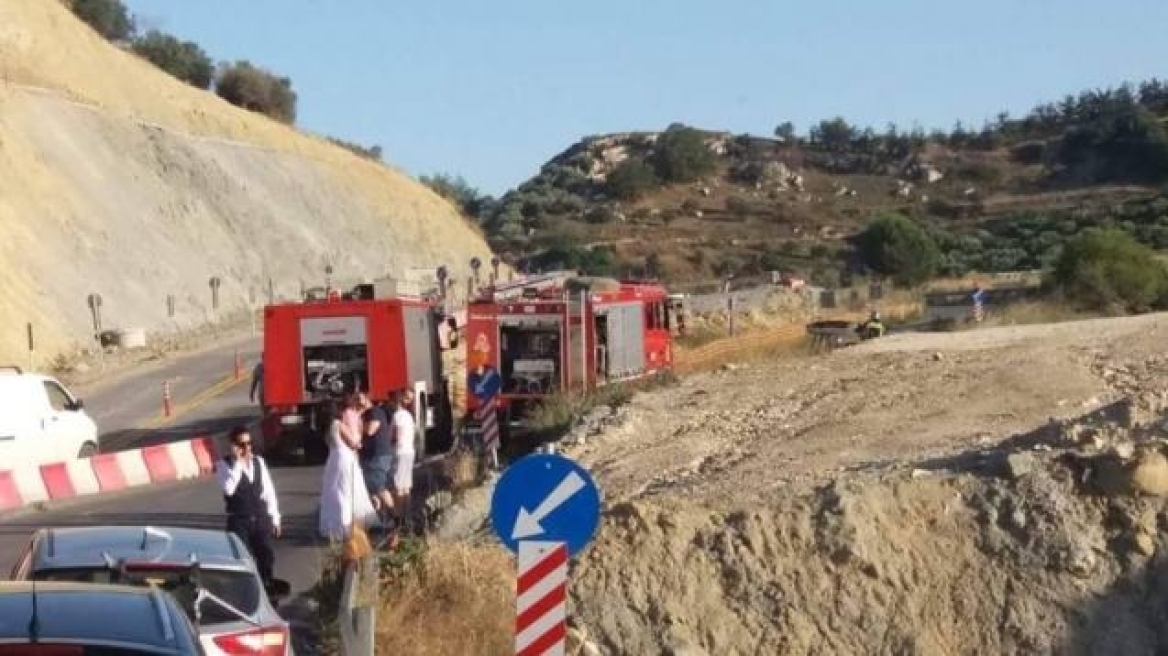 Ηράκλειο: Ο γαμπρός και η νύφη βγήκαν από το ΙΧ που άρπαξε φωτιά εν κινήσει
