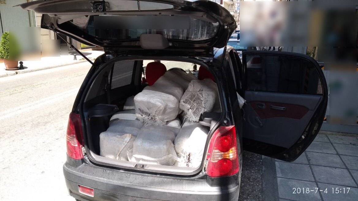 Καστοριά: Μαζί με την κόρη του μετέφερε 104 κιλά χασίς!