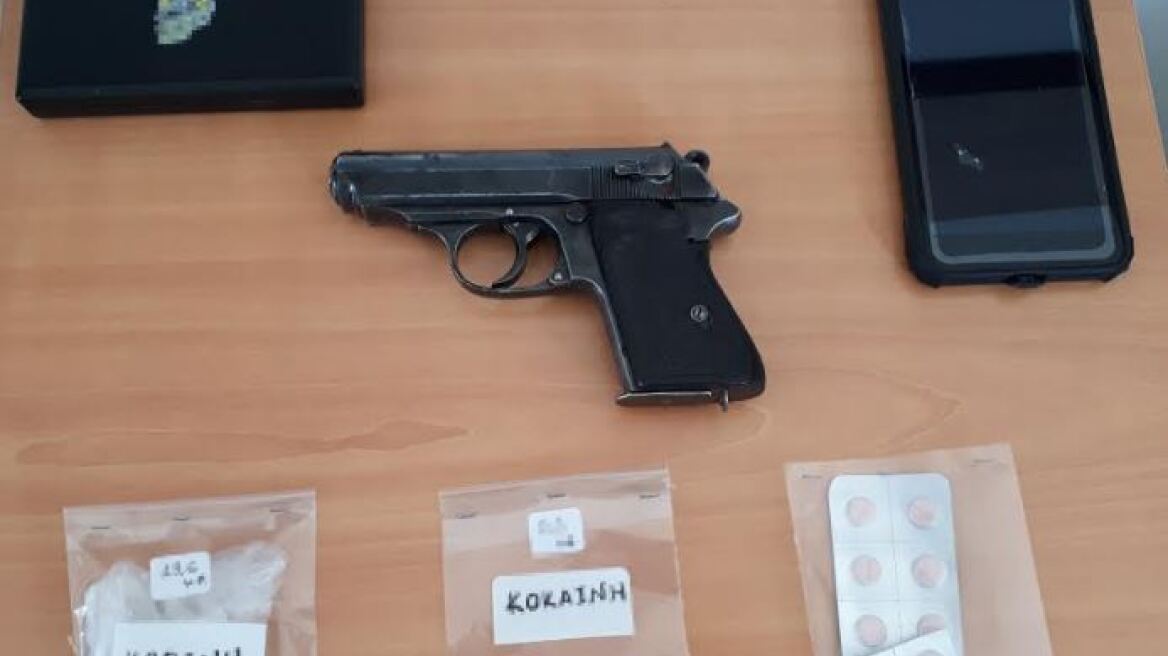 Έφερε «κοκτέιλ» ναρκωτικών και όπλο από τη Βουλγαρία 