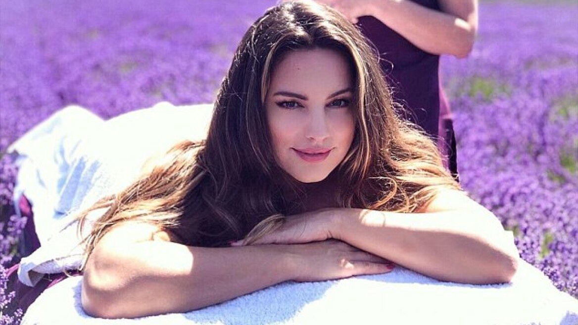 Βίντεο: Η Kelly Brook κάνει μασάζ γυμνή σε ένα κτήμα με λεβάντες  