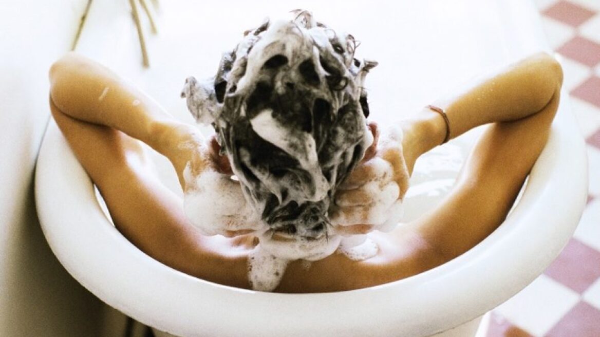 Αυτά τα ασυνήθιστα σαμπουάν είναι το must have του φετινού καλοκαιριού