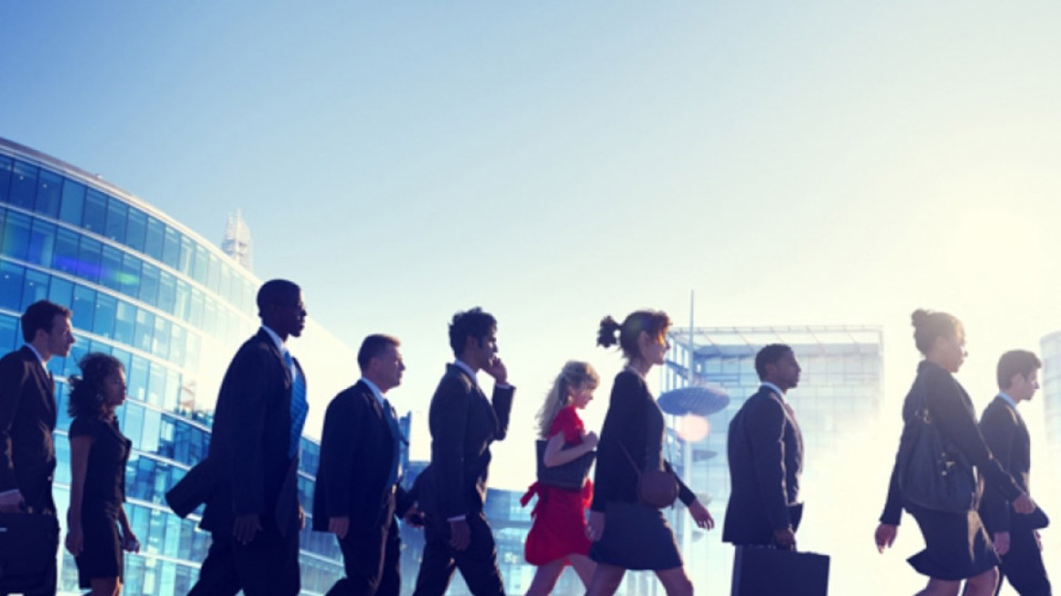 Συγκλονιστική έρευνα του ΙΟΒΕ: Μισθοί πείνας και ανεργία διώχνουν τους νέους από την Ελλάδα