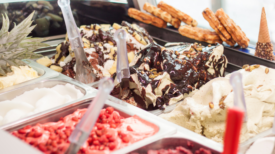 Ξέρεις πόσες θερμίδες έχει μια μπάλα παγωτού;