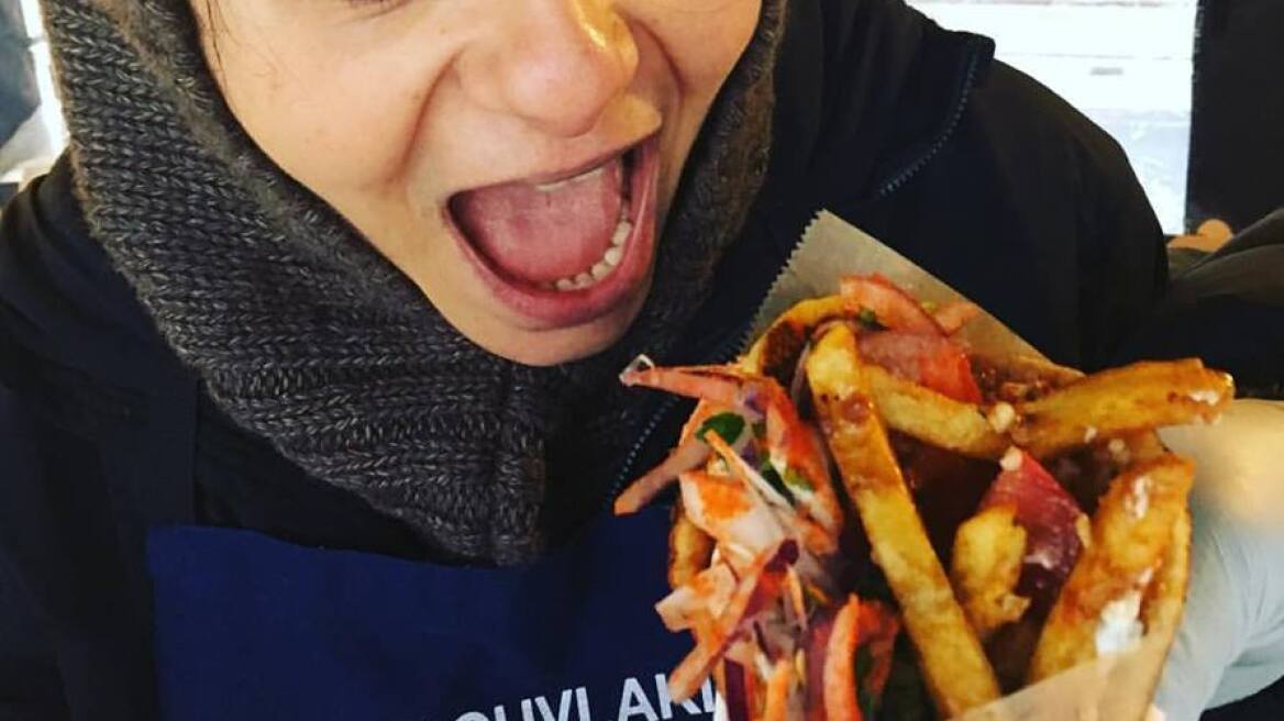 Μια Κρητικιά έκανε το Λονδίνο να παραμιλά με το σουβλάκι της