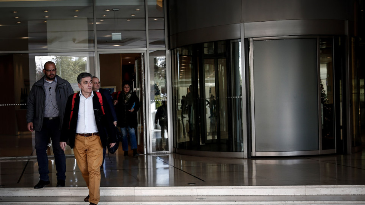 Δυσφορία στους δανειστές για τη μείωση του ΦΠΑ στα νησιά και τις συντάξεις