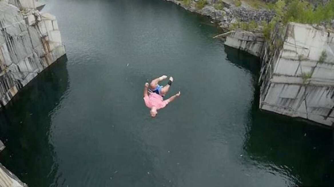 Αυτή η βουτιά από τα 34 μέτρα του κατέστρεψε το γόνατο