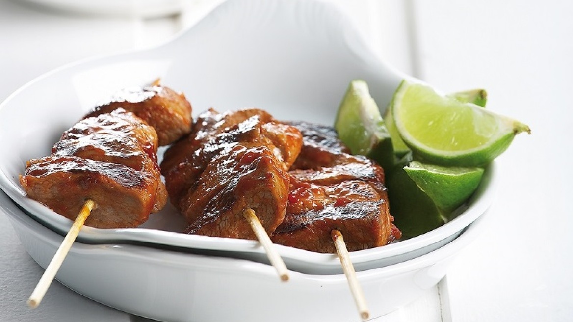 Χοιρινά σουβλάκια σε γλυκόξινη μαρινάδα