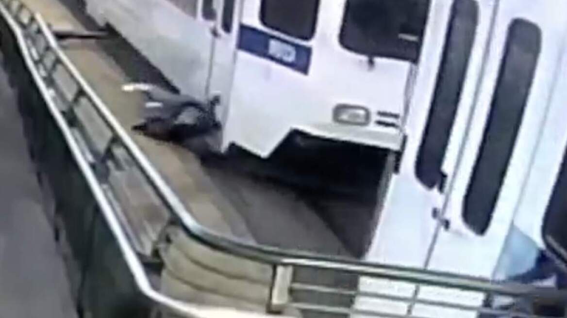 Σοκαριστικό βίντεο: Άνδρας παρασύρεται από τρένο στο Ντένβερ