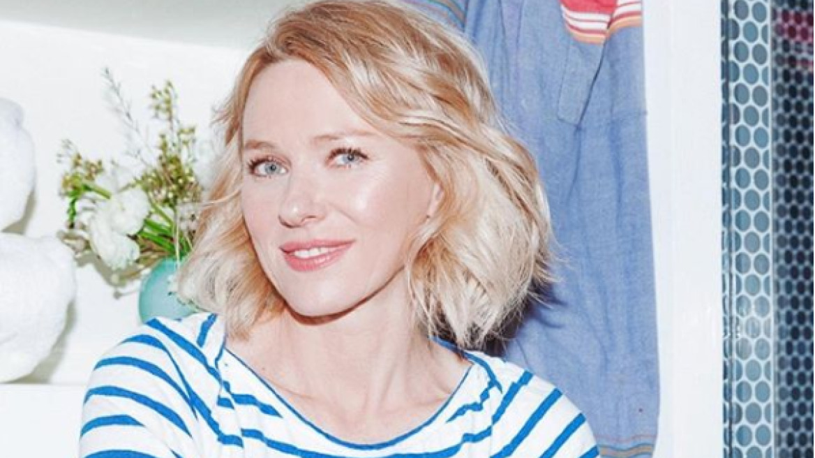 Η Ναόμι Γουότς κάνει διακοπές στη Σαντορίνη