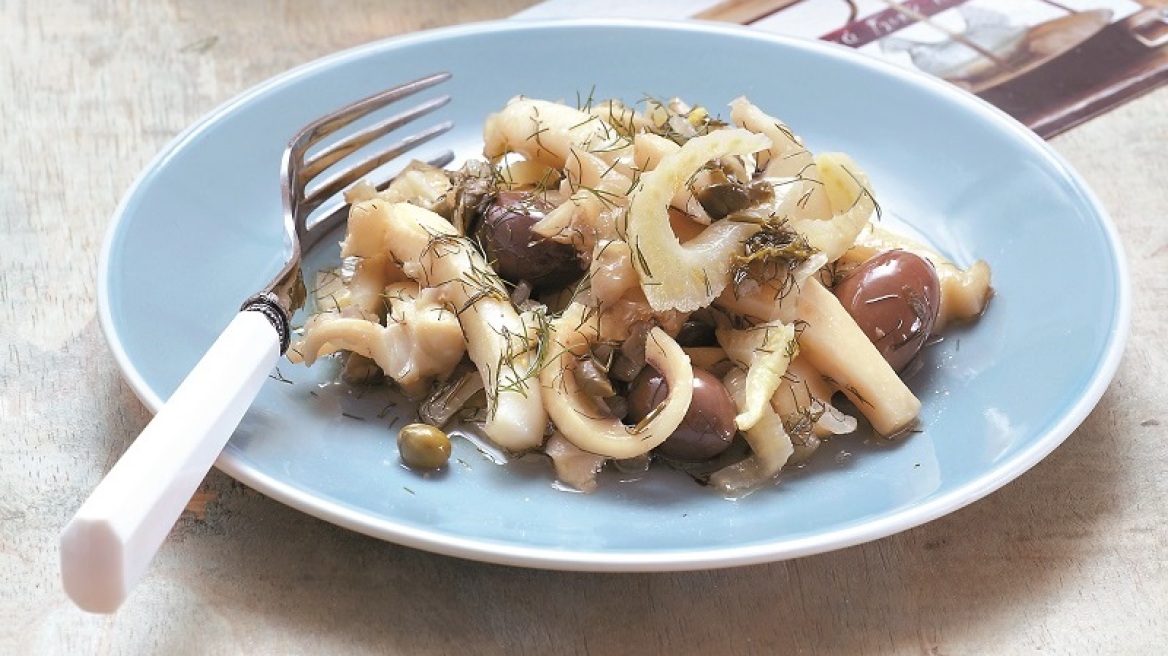 Σουπιές κρασάτες με πράσινες ελιές, κάππαρη και μάραθο