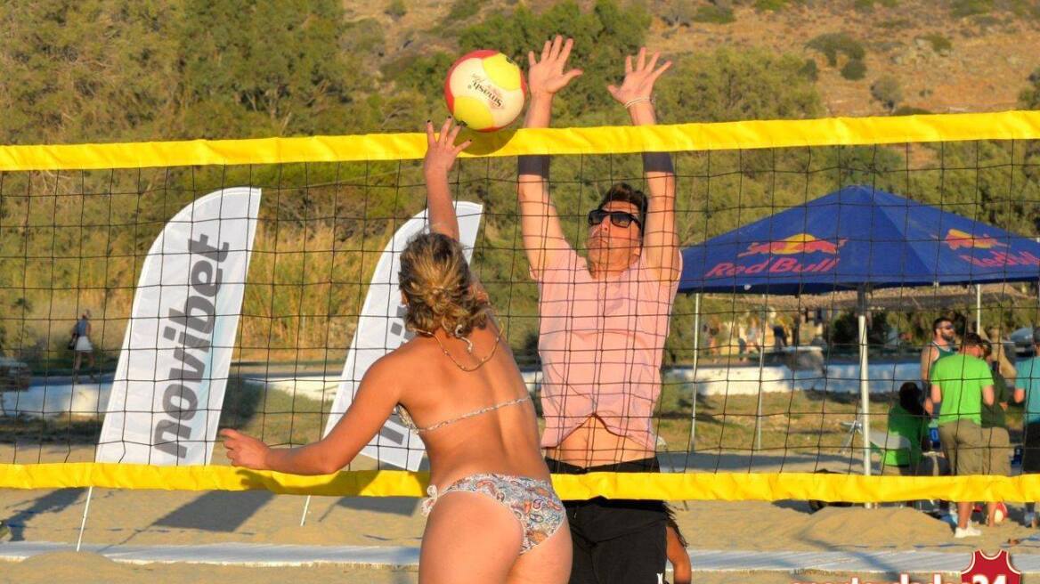 Ο Σάκης Ρουβάς παίζει μπιτς βόλεϊ στην Ιο