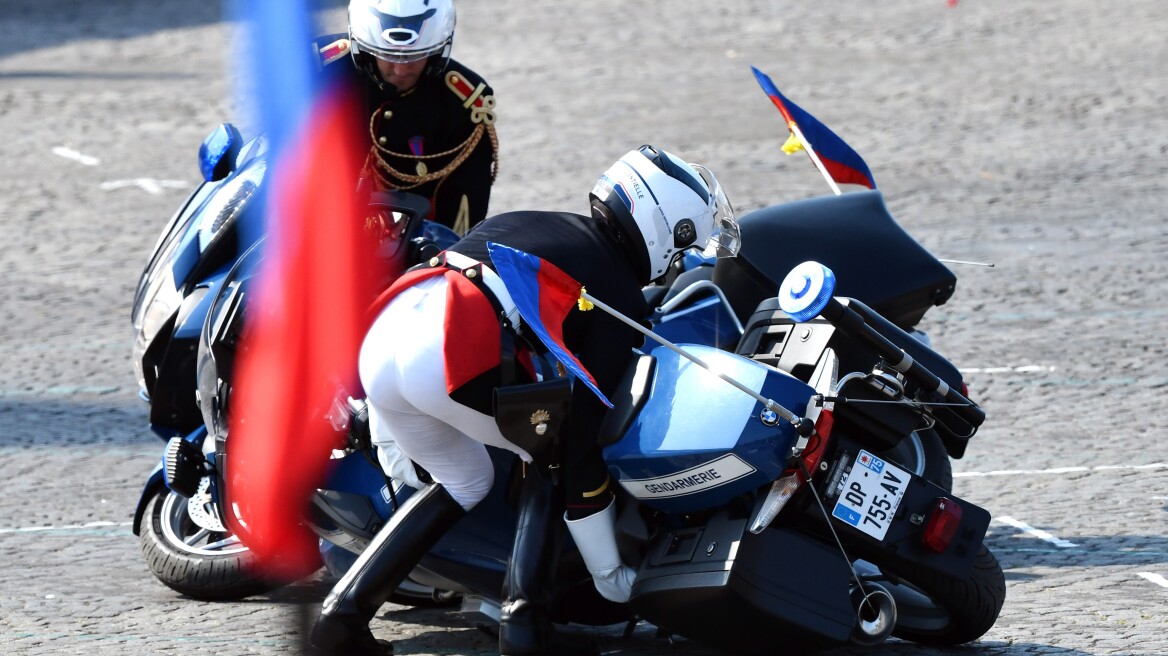 Γαλλία: Ένα λάθος κι ένα ατύχημα στην παρέλαση για την πτώση της Βαστίλης