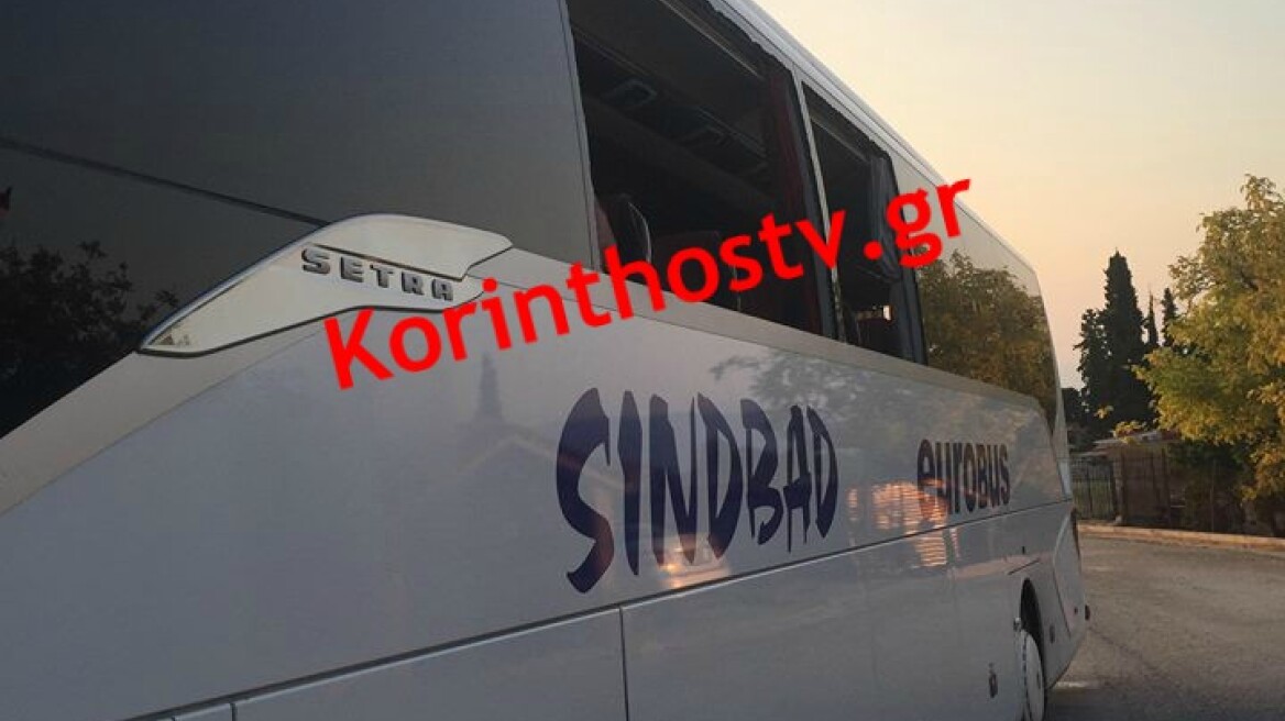 Κόρινθος: Τουριστικό λεωφορείο «κόλλησε» σε σπίτι πάνω στη στροφή