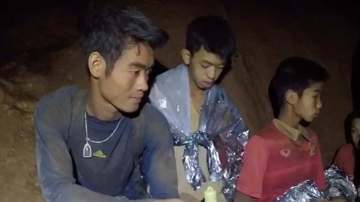 Ταϊλάνδη: Οι μικροί ποδοσφαιριστές των «Αγριόχοιρων» θρηνούν τον εθελοντή δύτη που πέθανε 