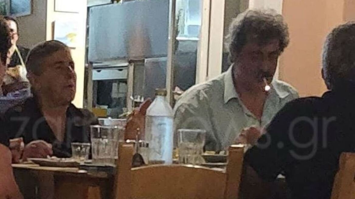 Φωτογραφίες: Με αχνιστά μύδια και τσιγάρο ο Παύλος Πολάκης στα Σφακιά