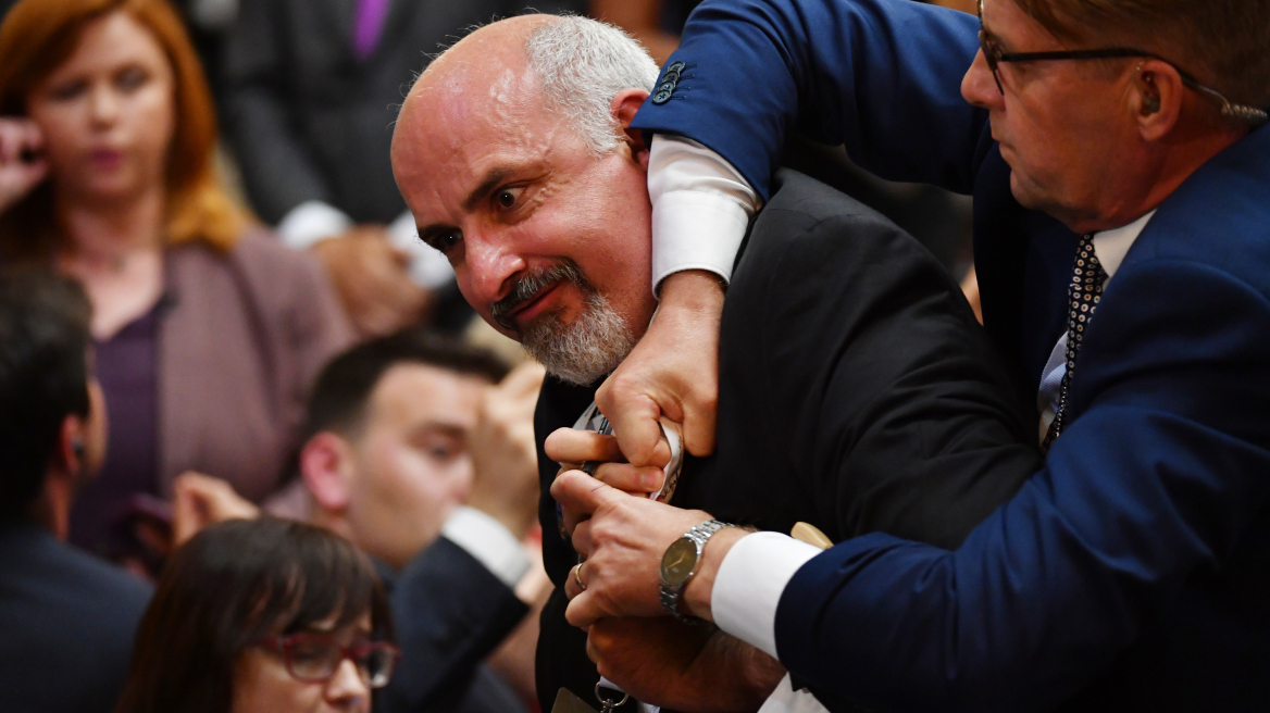 Βίντεο: Άνδρας διαδηλώνει κατά των πυρηνικών μπροστά σε Τραμπ και Πούτιν και τον... παίρνουν σηκωτό!