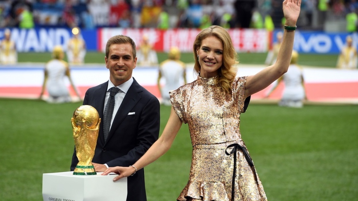 Ναταλία Βοντιάνοβα: Η Ρωσίδα καλλονή με το χρυσό μίνι φόρεμα έκλεψε την παράσταση