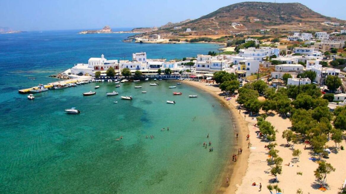 Έκανε μπάνιο σε παραλία της Μήλου και βρήκε... ανθρώπινα οστά!