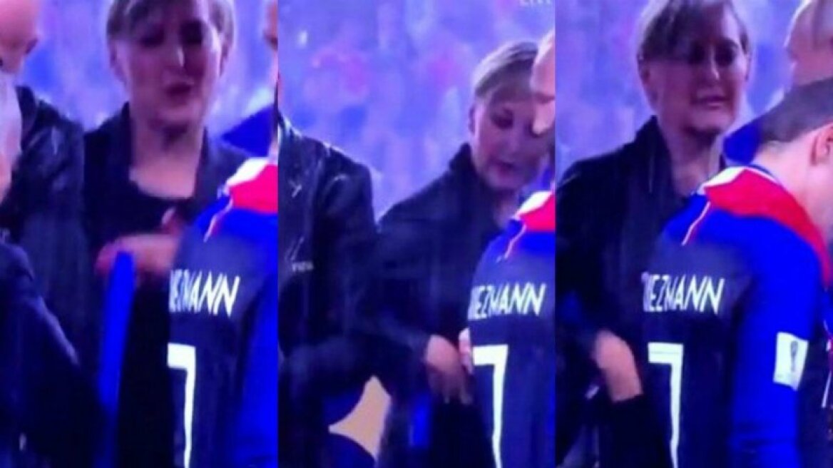 Μουντιάλ 2018: Αγνωστη τσέπωσε μετάλλιο στην απονομή! (vid) 