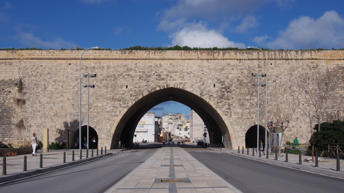 Τραγωδία στο Ηράκλειο: Εξέπνευσε ο άντρας που έπεσε στο κενό από τα τείχη