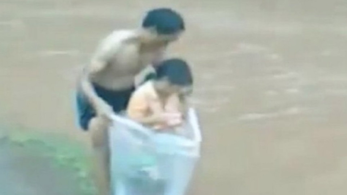 Ο πιο απίστευτος τρόπος για να διασχίσετε ένα ποτάμι... στεγνοί!