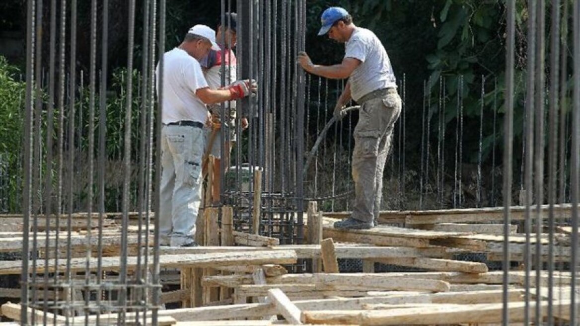 Πώς και πόσο μειώνονται τα πρόστιμα για την αδήλωτη εργασία – Δημοσιεύτηκε ο νόμος στο ΦΕΚ