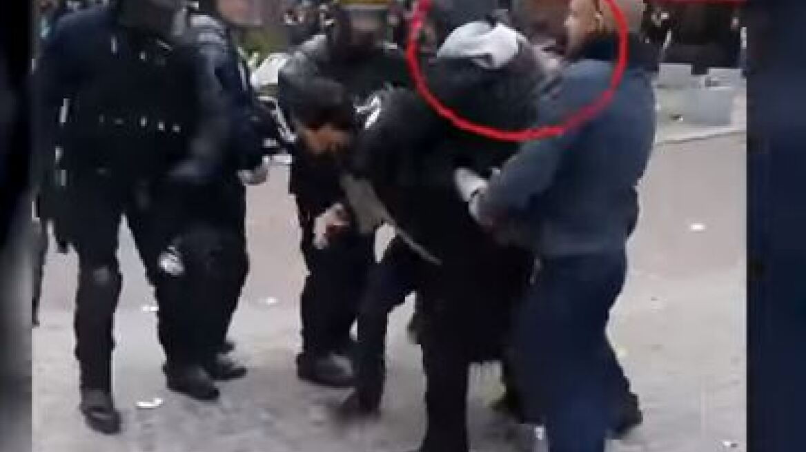 Σάλος στη Γαλλία για τον ξυλοδαρμό διαδηλωτή από αστυνομικό του Μακρόν