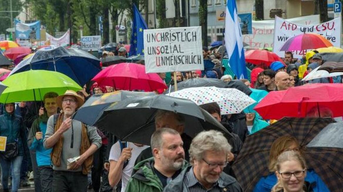 Χιλιάδες Γερμανοί διαδήλωσαν με βροχή υπέρ της Μέρκελ για το μεταναστευτικό