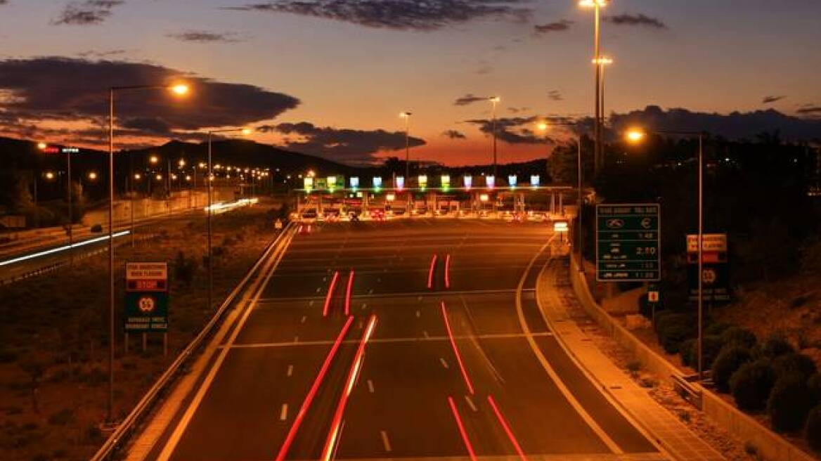 Αναστέλλονται τα διόδια σε όλη την Αττική οδό για ολόκληρη τη νύχτα λόγω της φωτιάς