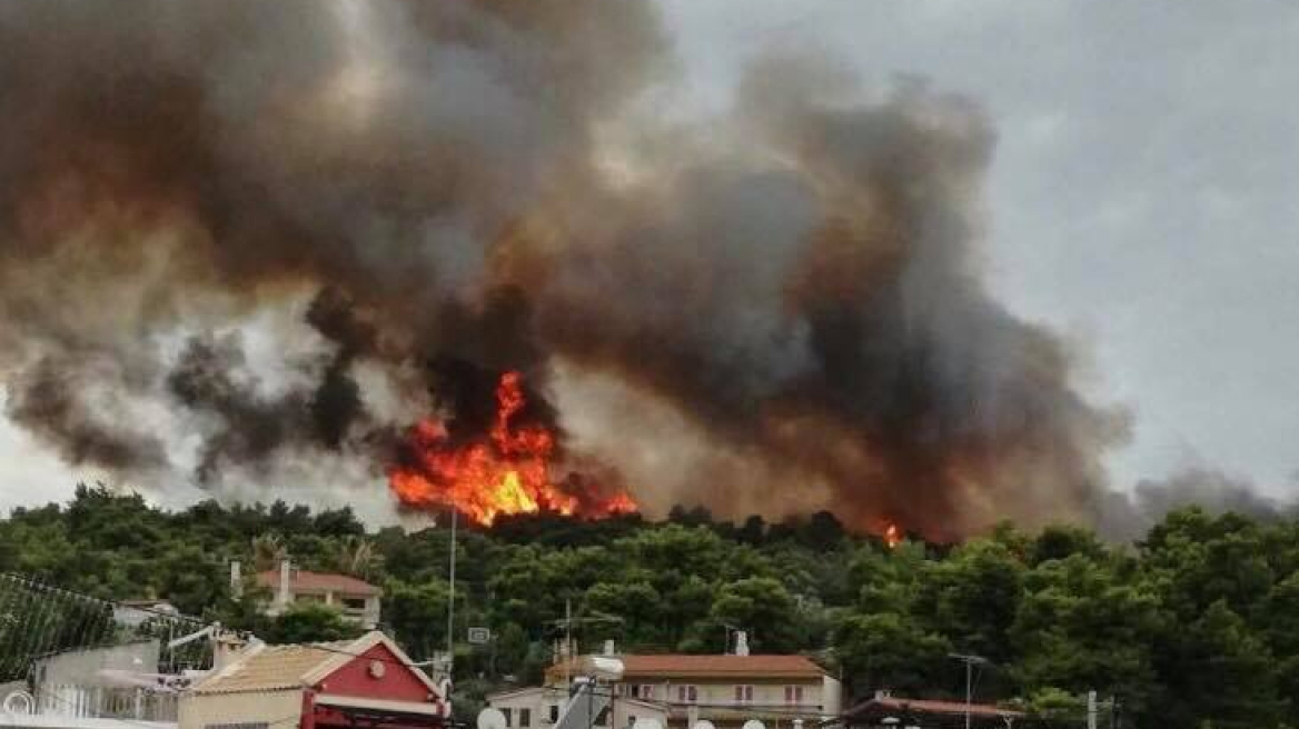 Μεγάλη πυρκαγιά και στον Κάλαμο Αττικής, έχει φτάσει μέχρι τους Αγίους Αποστόλους