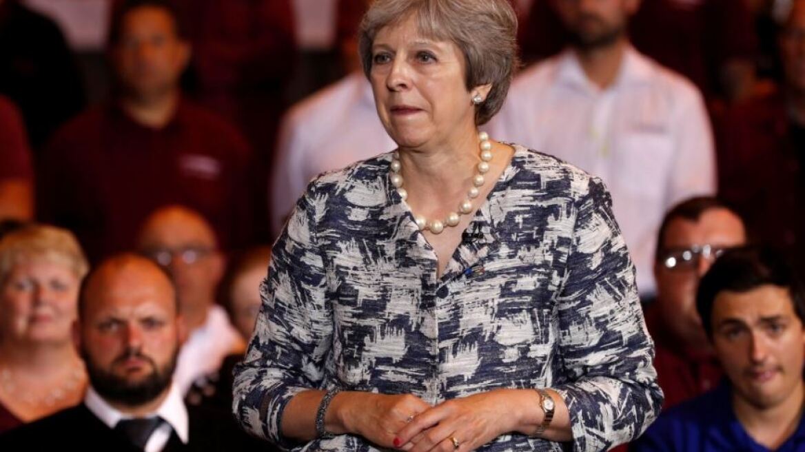 Πώς χαλαρώνει ενόψει Brexit η Τερέζα Μέι; Περπατά, μαγειρεύει και βλέπει... NCIS!