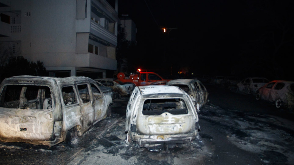 Πύρινη κόλαση στο Μάτι: Δεκάδες σπίτια και αυτοκίνητα καμμένα