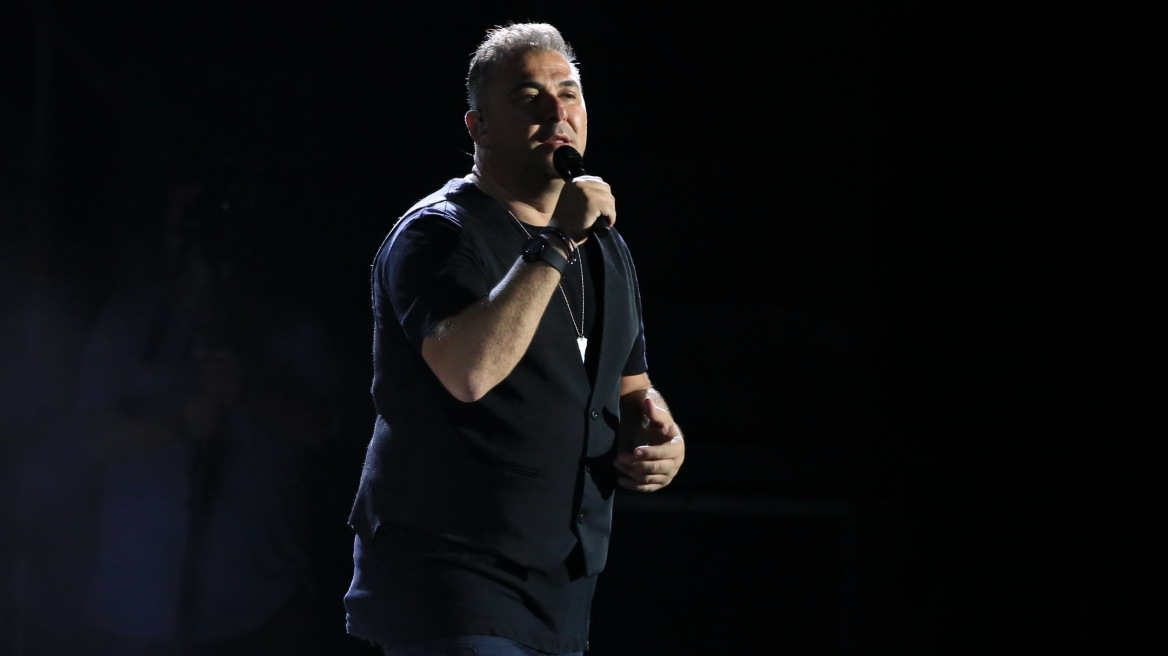 Αντώνης Ρέμος: Mε αίσθημα ευθύνης και ανείπωτη θλίψη αναβάλλουμε τη συναυλία στο «Nammos»