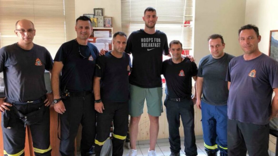 Συγκινητικός Παπαγιάννης: Μοίρασε φαγητό σε πυροσβέστες