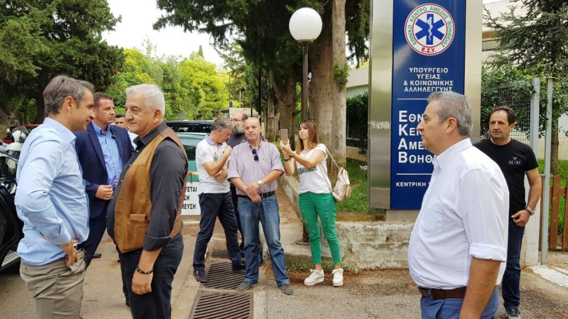 Επίσκεψη Μητσοτάκη στο ΕΚΑΒ μετά την πυρκαγιά στο Μάτι