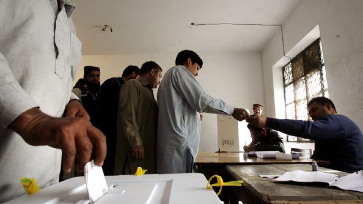 Πακιστάν: Άνοιξαν οι κάλπες για τις βουλευτικές εκλογές