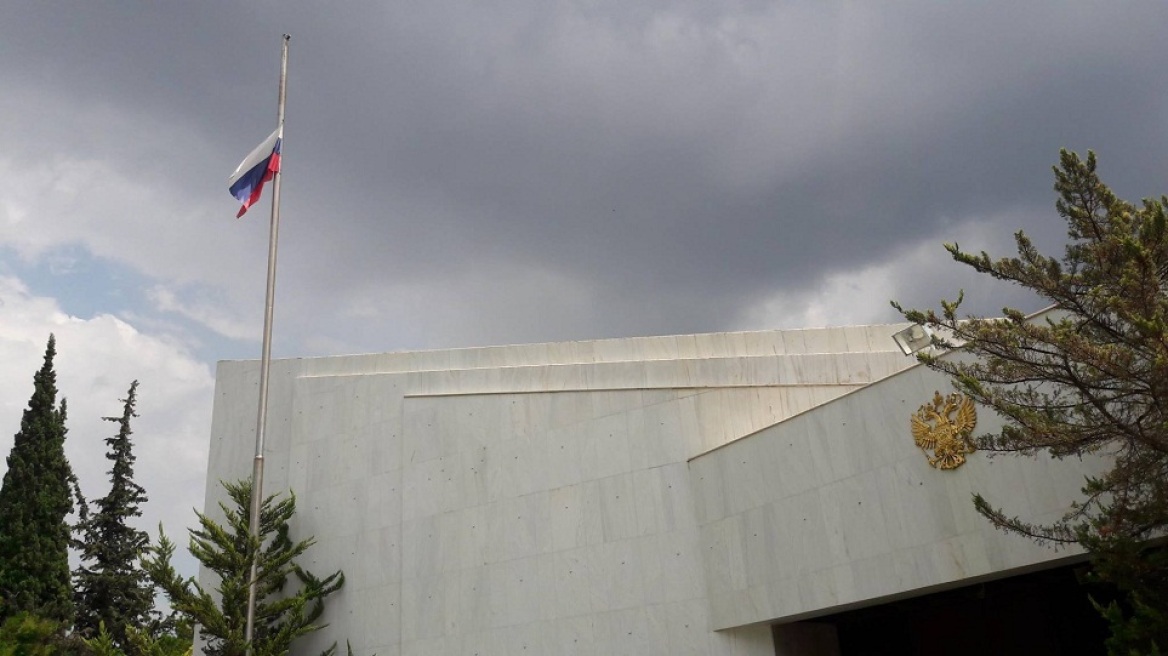 Φωτιές στην Αττική: Μεσίστιες οι σημαίες της πρεσβείας της Ρωσίας στην Ελλάδα 