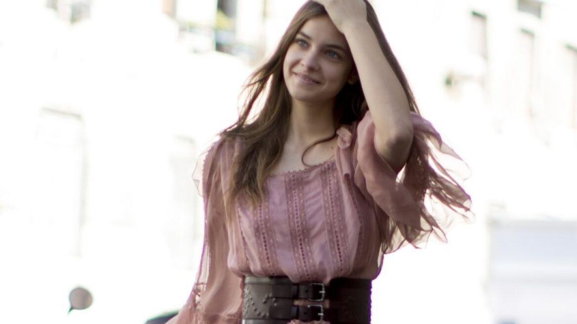 H Ugg μόλις λάνσαρε ένα ζευγάρι χνουδωτά ροζ πέδιλα