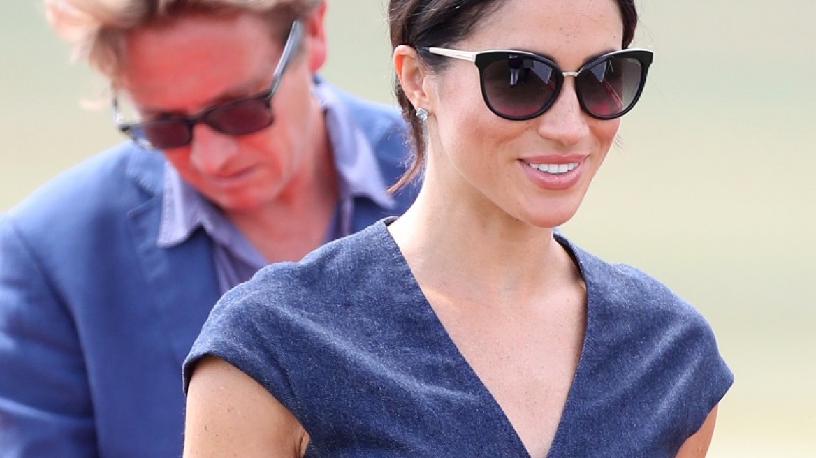 Η Meghan Markle φοράει γόβα στιλέτο στο γκαζόν