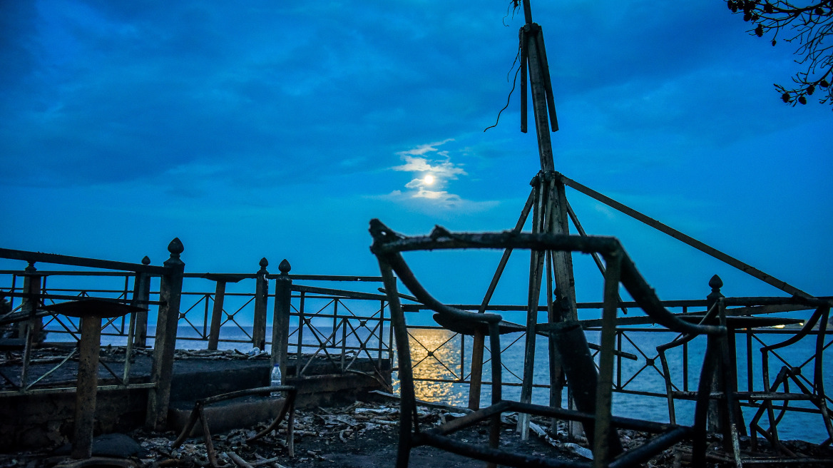 Φωτογραφίες: Στάχτες και αποκαΐδια... Οδοιπορικό στον τόπο της τραγωδίας λίγο πριν πέσει το σκοτάδι