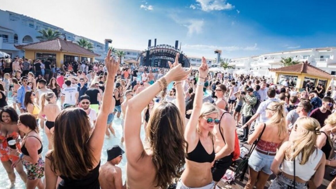 Ίμπιζα... όπως λέμε... Μύκονος: 52 ευρώ για δύο κόκα-κόλες και δύο Sprite!