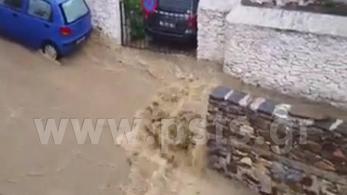 Βίντεο: «Χείμαρροι» νερού από μπουρίνι στην Πάρο
