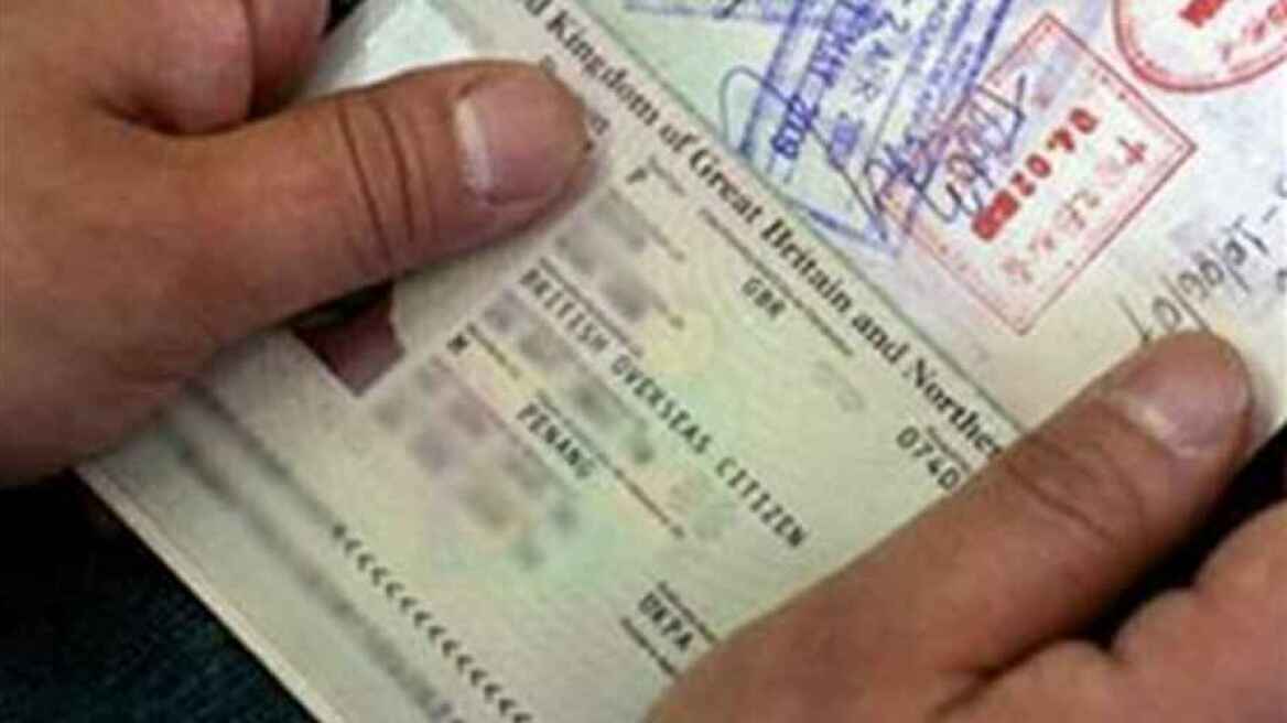 Εργαστήριο πλαστών ταξιδιωτικών εγγράφων στα Πατήσια