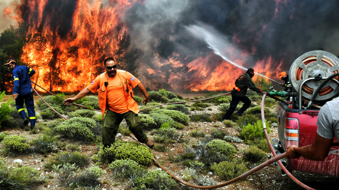 Observer: Οργισμένοι οι Έλληνες πυροσβέστες για τους κυβερνητικούς χειρισμούς στις πυρκαγιές