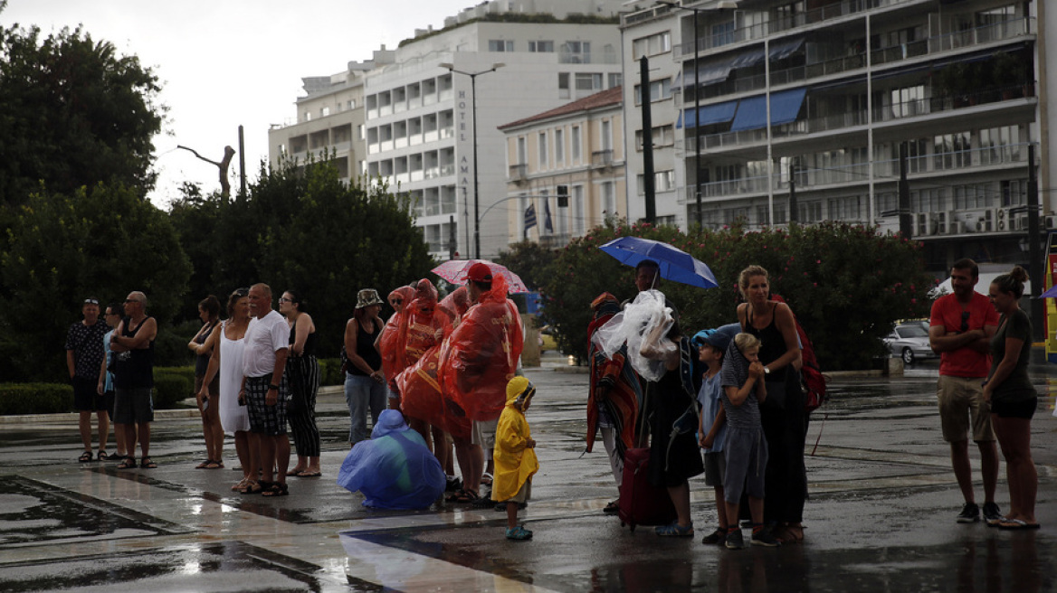 Κλειστός ο σταθμός του Μετρό στην Πανόρμου λόγω της νεροποντής