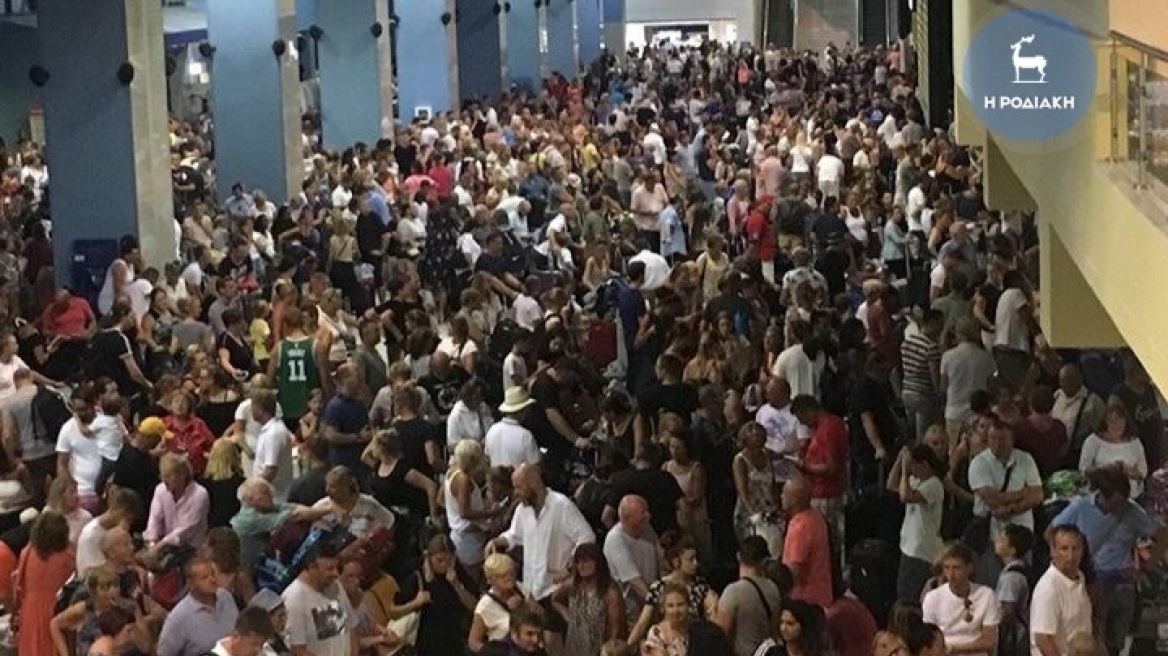 Φωτογραφίες: Αλαλούμ στο αεροδρόμιο της Ρόδου λόγω τεχνικού προβλήματος
