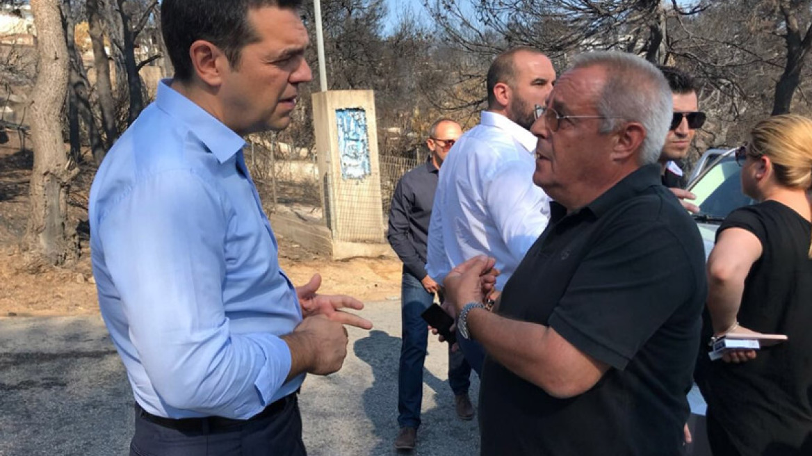 Διευθυντής του πρώην υπουργού Γιάννη Παπαθανασίου, ο πολίτης που συνάντησε ο Τσίπρας στο Μάτι